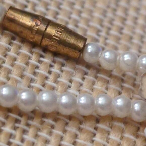 Vintage white beaded‎ necklace with genuine porcelain iridescent flower pendant - Picture 8 of 8